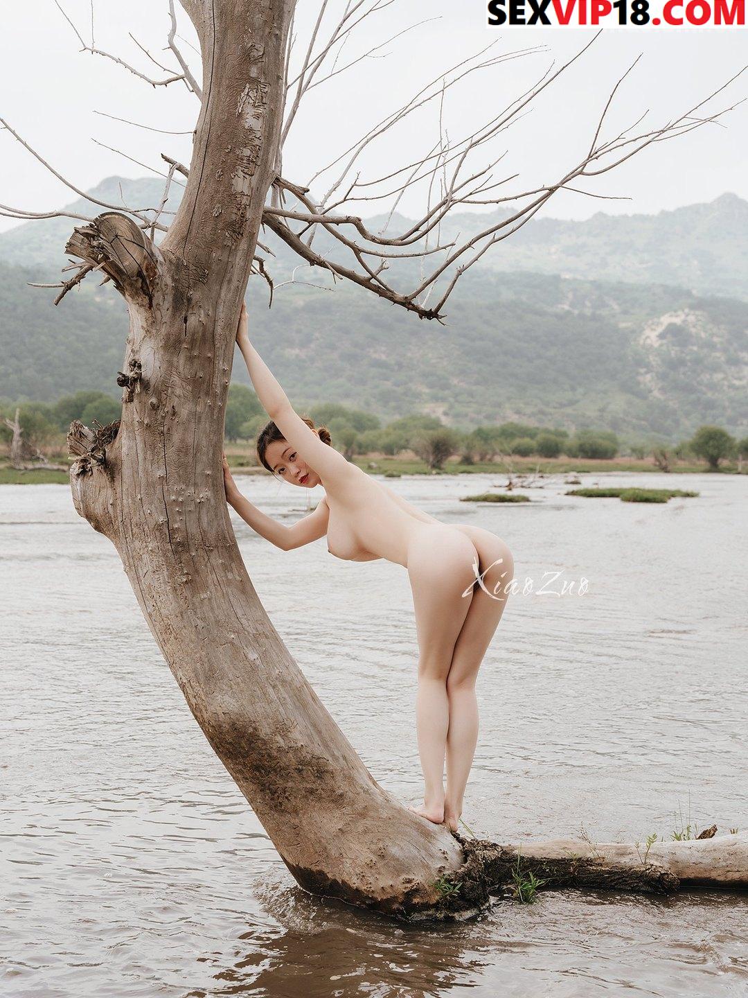 Ảnh sex người mẫu China Ulanda khoả thân giữa sông