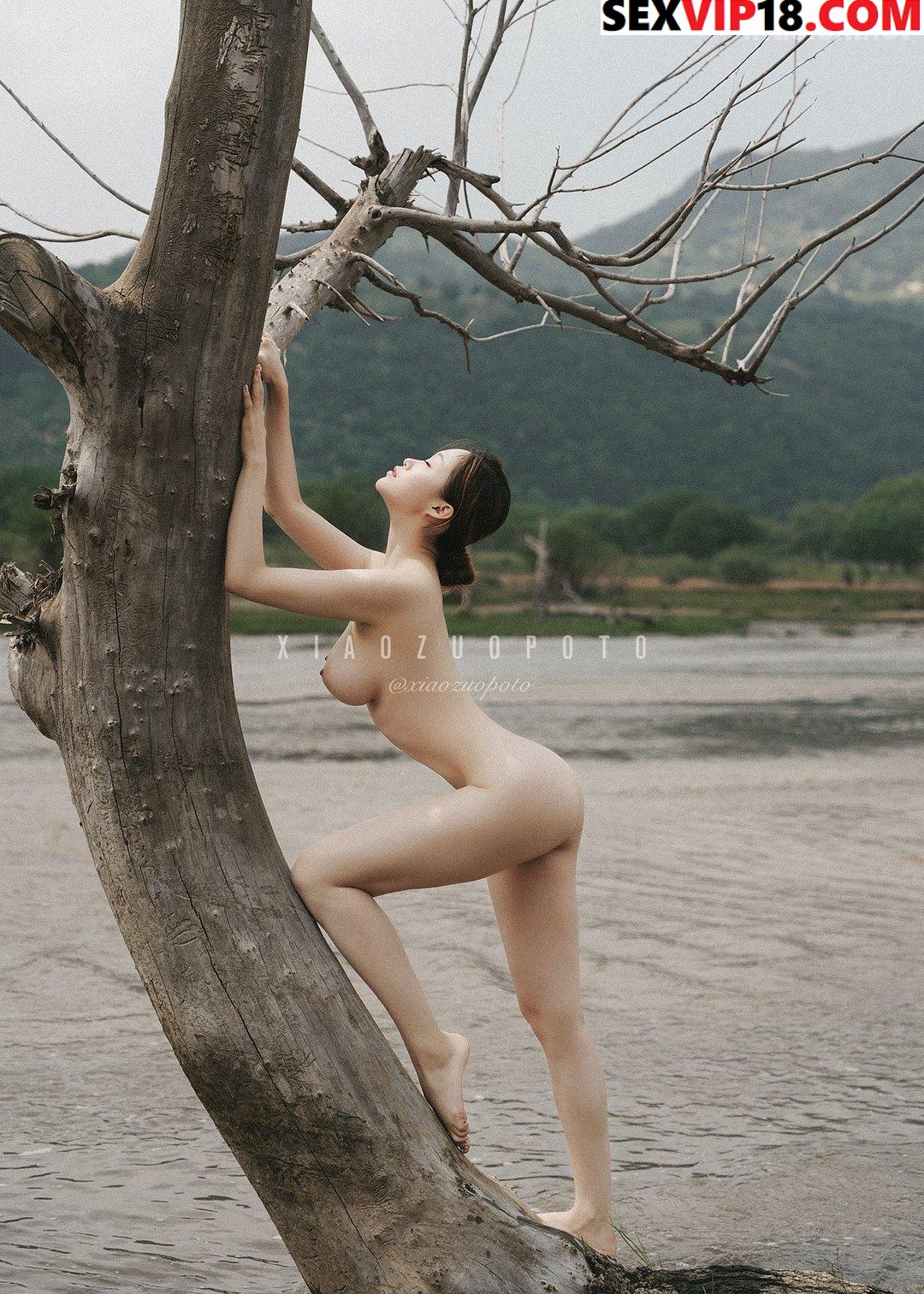 Ảnh sex người mẫu China Ulanda khoả thân giữa sông
